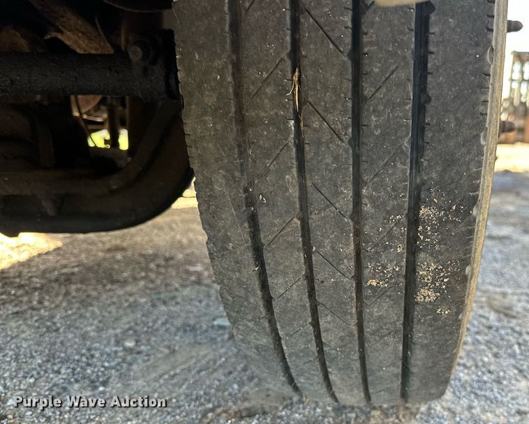 image for item NQ9334 1998 GMC Sierra C3500  flatbed pickup truck