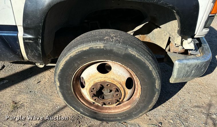 image for item NQ9334 1998 GMC Sierra C3500  flatbed pickup truck