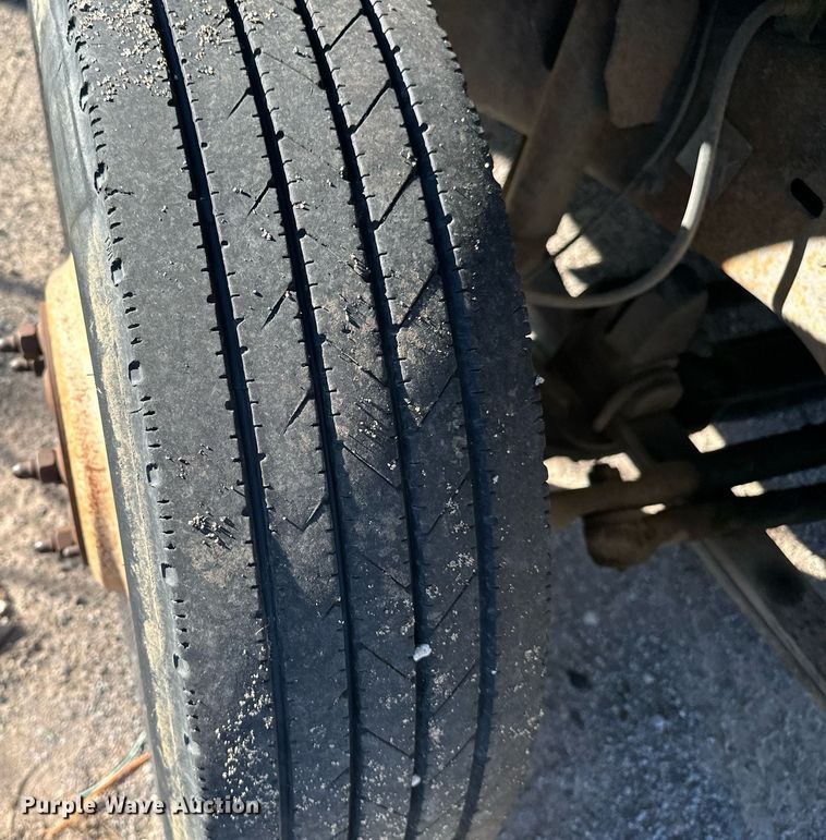 image for item NQ9334 1998 GMC Sierra C3500  flatbed pickup truck