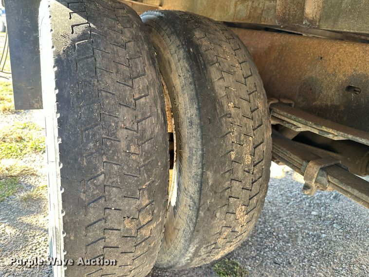 image for item NQ9334 1998 GMC Sierra C3500  flatbed pickup truck