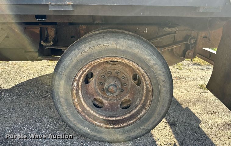 image for item NQ9334 1998 GMC Sierra C3500  flatbed pickup truck