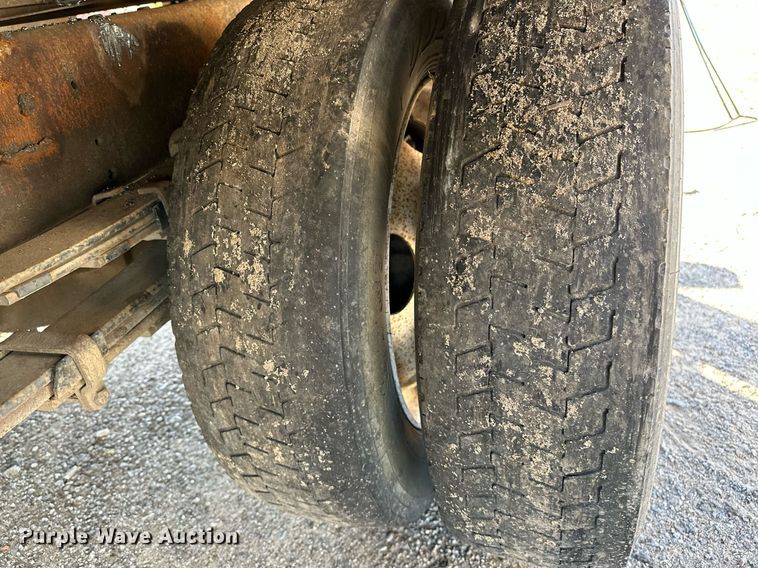 image for item NQ9334 1998 GMC Sierra C3500  flatbed pickup truck