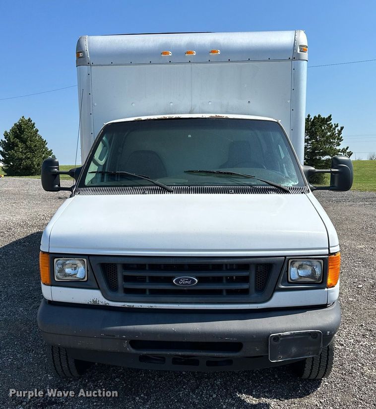 image for item NQ9352 2007 Ford E350 Super Duty  box truck