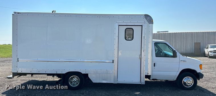 image for item NQ9352 2007 Ford E350 Super Duty  box truck