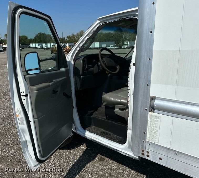 image for item NQ9352 2007 Ford E350 Super Duty  box truck