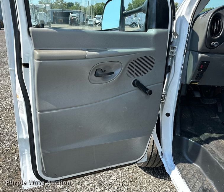 image for item NQ9352 2007 Ford E350 Super Duty  box truck