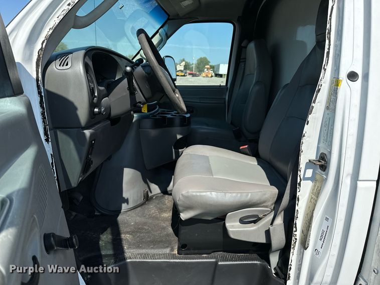 image for item NQ9352 2007 Ford E350 Super Duty  box truck