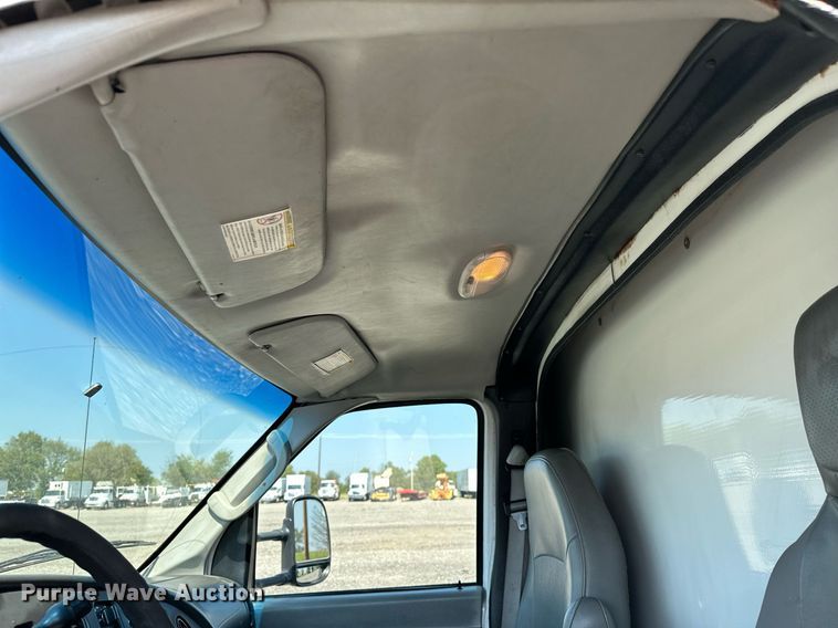 image for item NQ9352 2007 Ford E350 Super Duty  box truck