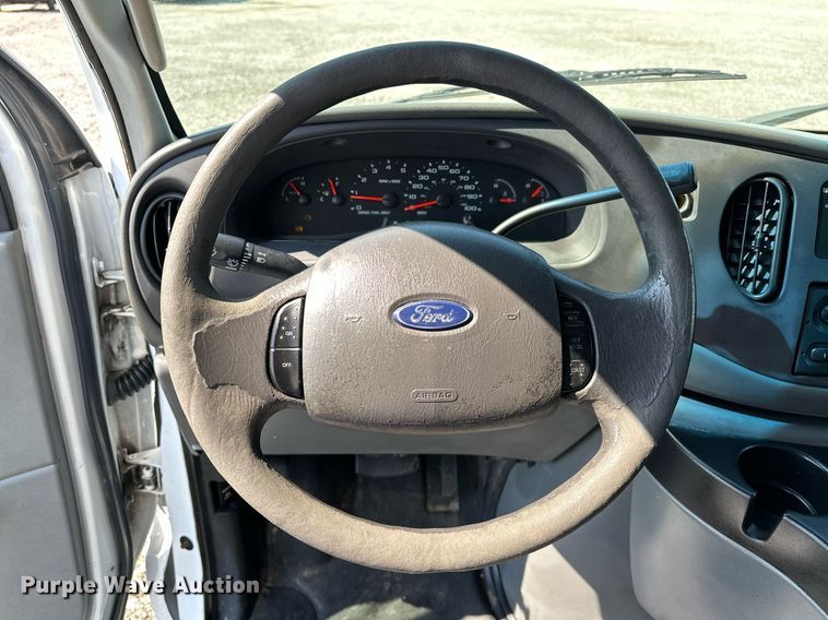 image for item NQ9352 2007 Ford E350 Super Duty  box truck