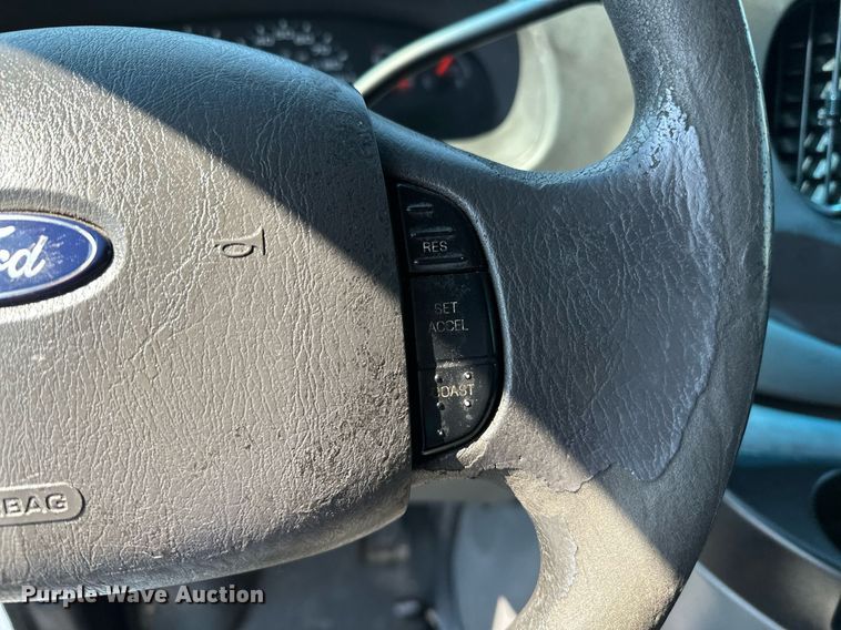 image for item NQ9352 2007 Ford E350 Super Duty  box truck