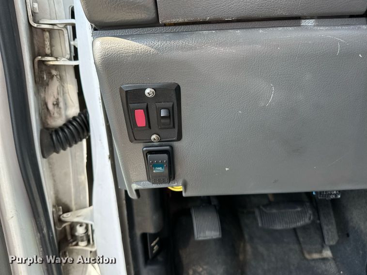 image for item NQ9352 2007 Ford E350 Super Duty  box truck