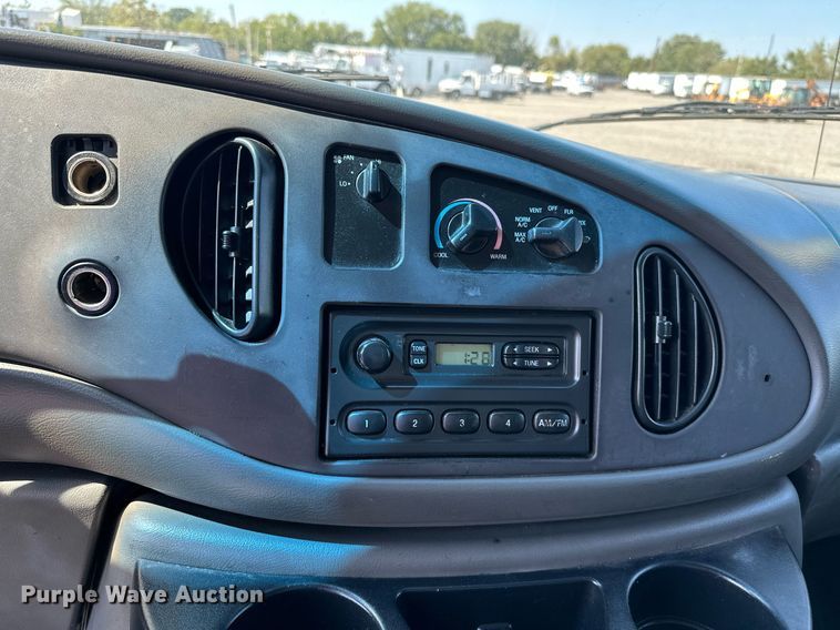 image for item NQ9352 2007 Ford E350 Super Duty  box truck