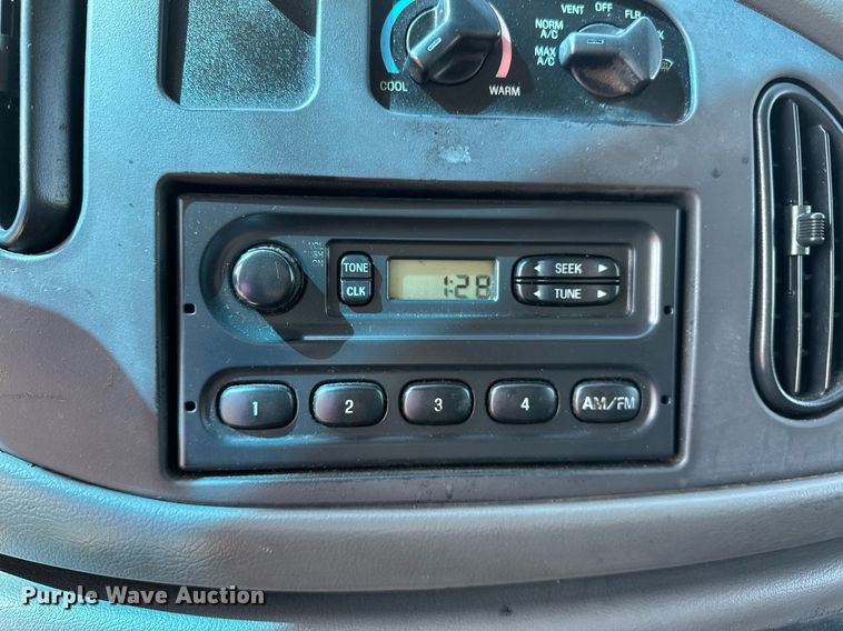 image for item NQ9352 2007 Ford E350 Super Duty  box truck