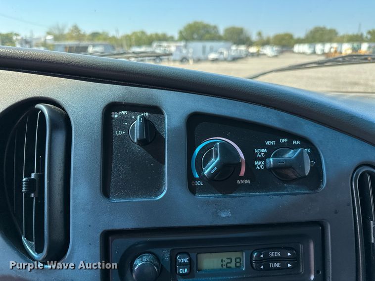 image for item NQ9352 2007 Ford E350 Super Duty  box truck