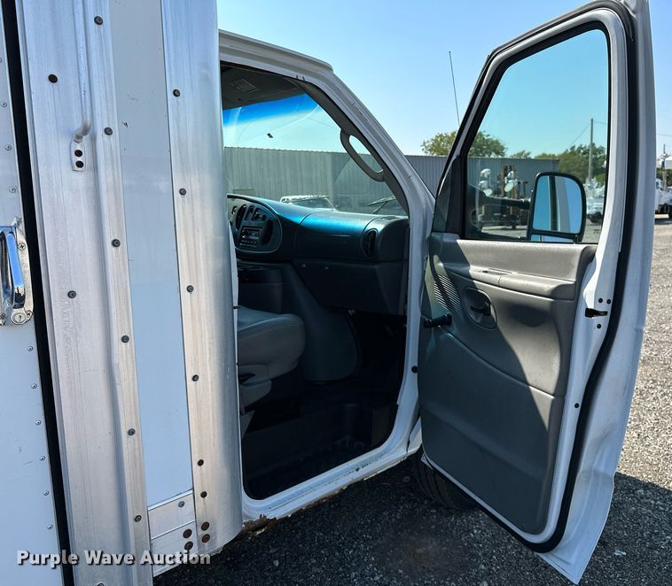 image for item NQ9352 2007 Ford E350 Super Duty  box truck