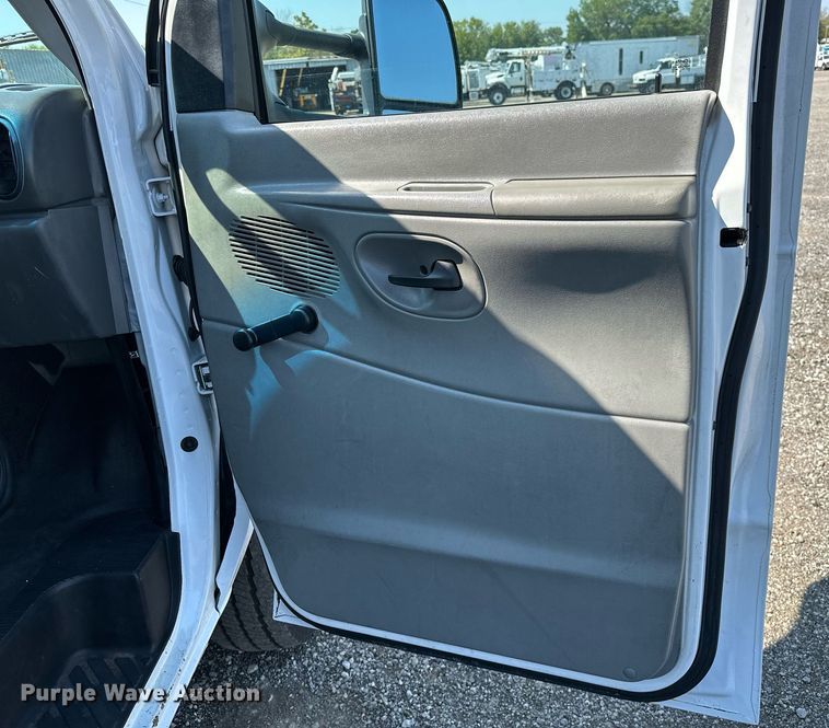 image for item NQ9352 2007 Ford E350 Super Duty  box truck