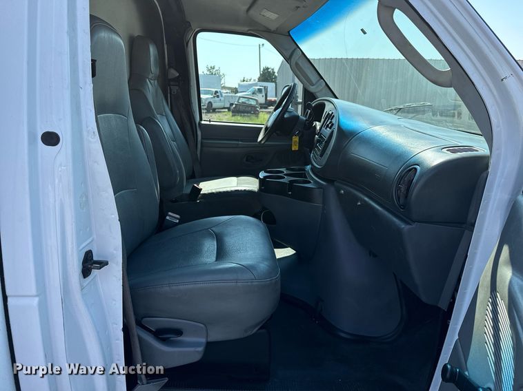 image for item NQ9352 2007 Ford E350 Super Duty  box truck
