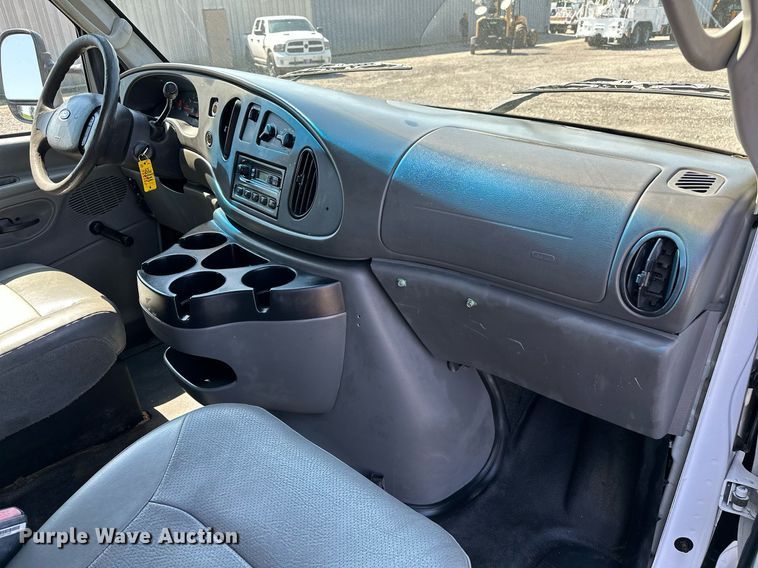 image for item NQ9352 2007 Ford E350 Super Duty  box truck