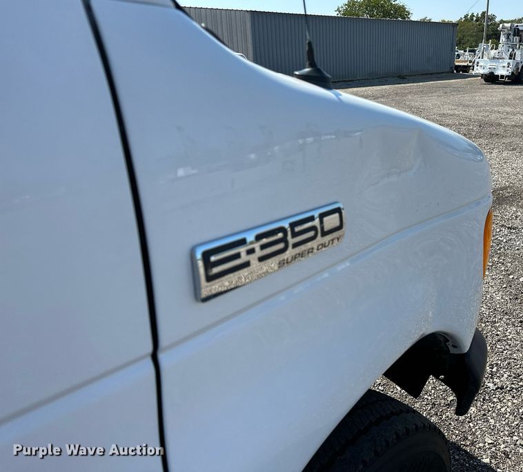 image for item NQ9352 2007 Ford E350 Super Duty  box truck
