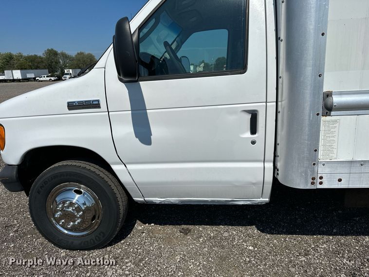 image for item NQ9352 2007 Ford E350 Super Duty  box truck