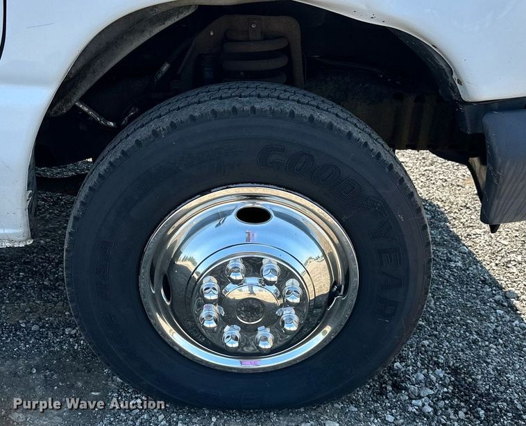 image for item NQ9352 2007 Ford E350 Super Duty  box truck