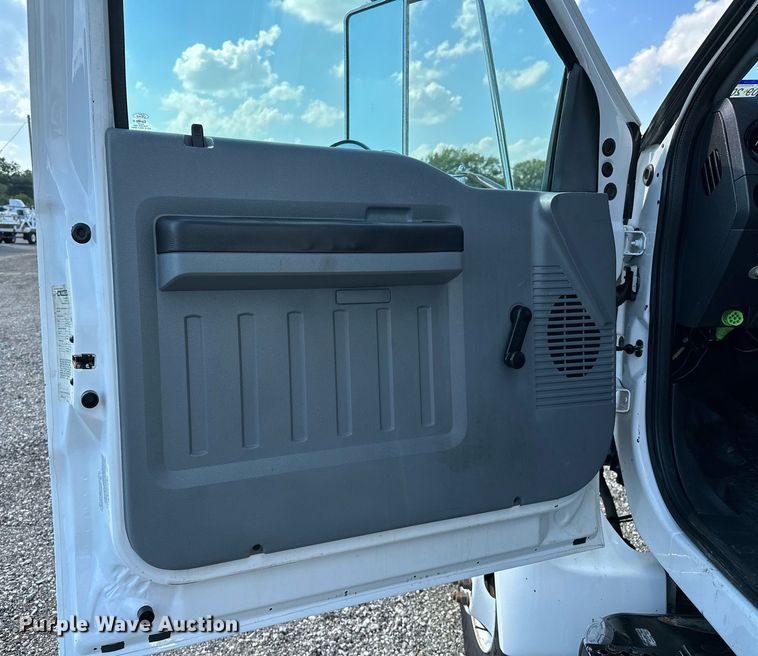 image for item NQ9355 2013 Ford F650  box truck