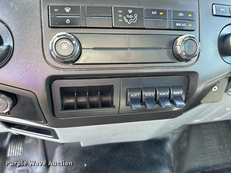 image for item NQ9355 2013 Ford F650  box truck