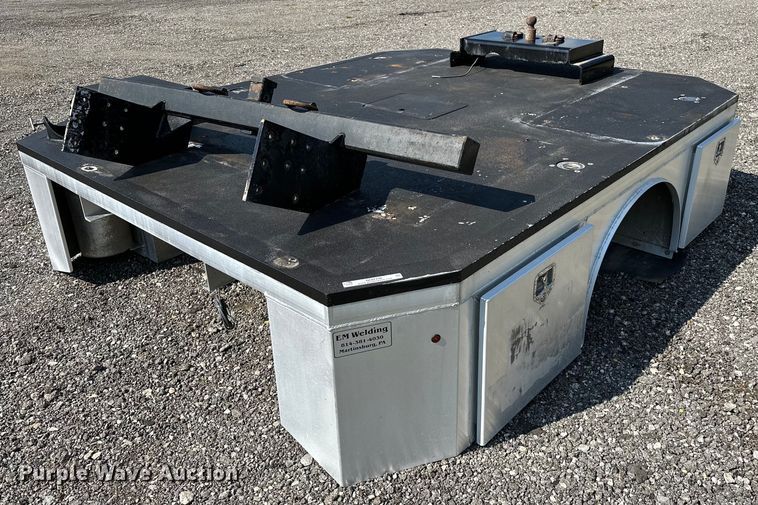image for item NQ9356 EM  flatbed pickup truck bed