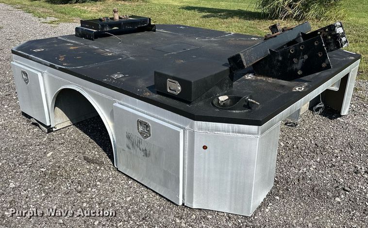 image for item NQ9356 EM  flatbed pickup truck bed