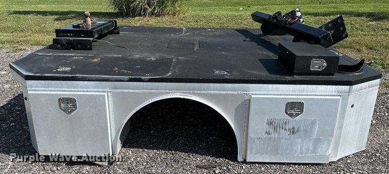 image for item NQ9356 EM  flatbed pickup truck bed