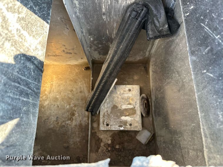 image for item NQ9356 EM  flatbed pickup truck bed