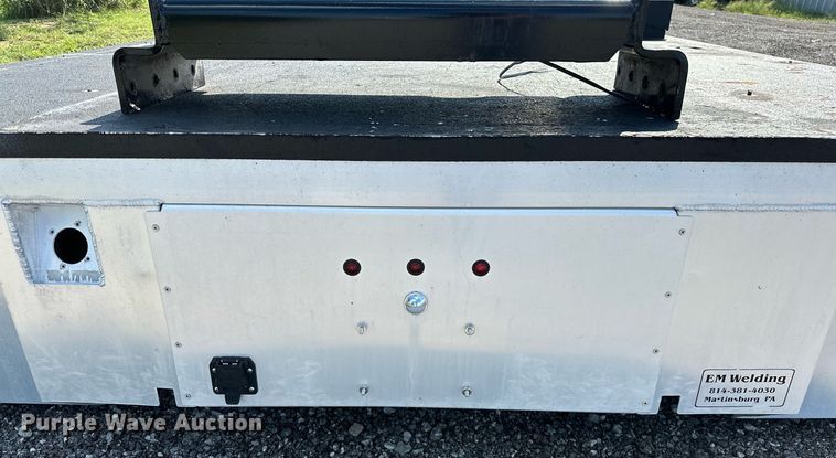image for item NQ9356 EM  flatbed pickup truck bed
