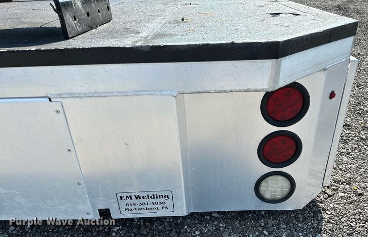 image for item NQ9356 EM  flatbed pickup truck bed