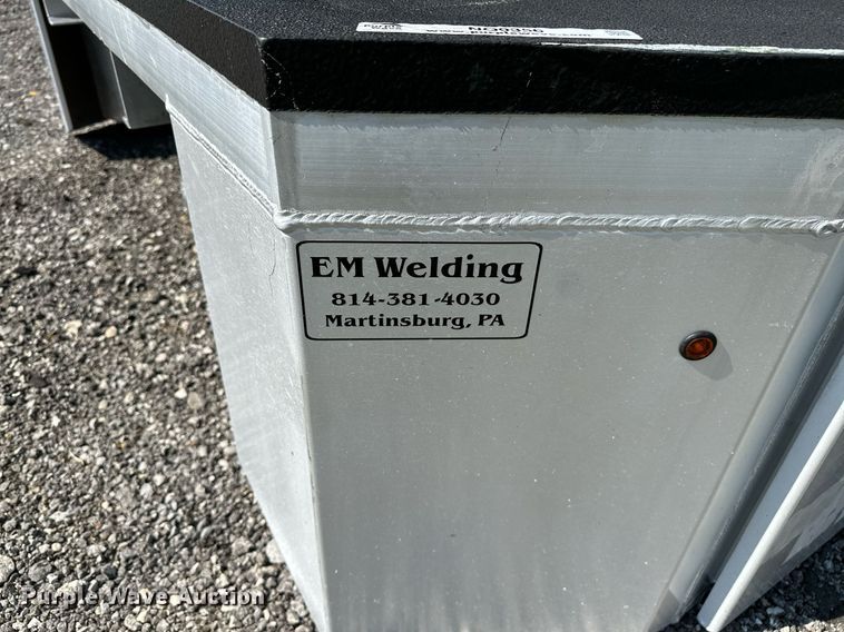 image for item NQ9356 EM  flatbed pickup truck bed