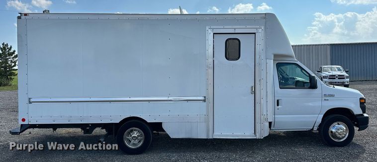 image for item NQ9357 2014 Ford E350 Super Duty  box truck