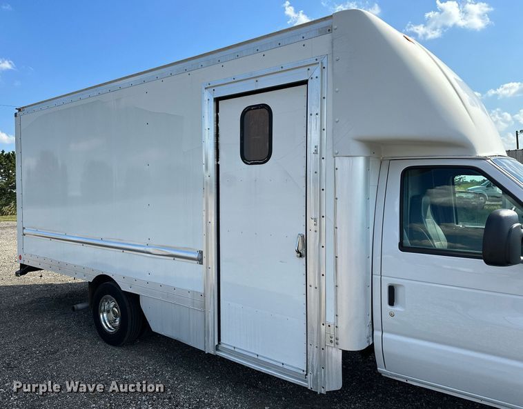 image for item NQ9357 2014 Ford E350 Super Duty  box truck