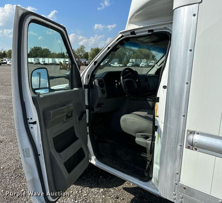 image for item NQ9357 2014 Ford E350 Super Duty  box truck