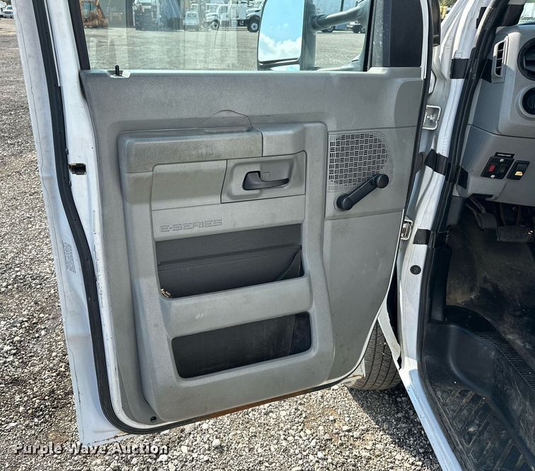 image for item NQ9357 2014 Ford E350 Super Duty  box truck