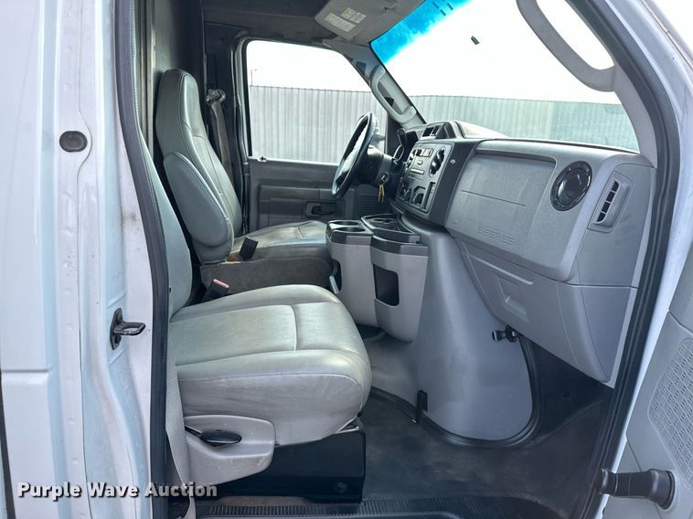 image for item NQ9357 2014 Ford E350 Super Duty  box truck