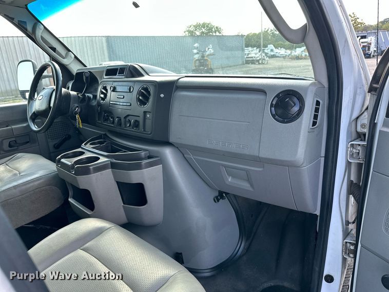 image for item NQ9357 2014 Ford E350 Super Duty  box truck