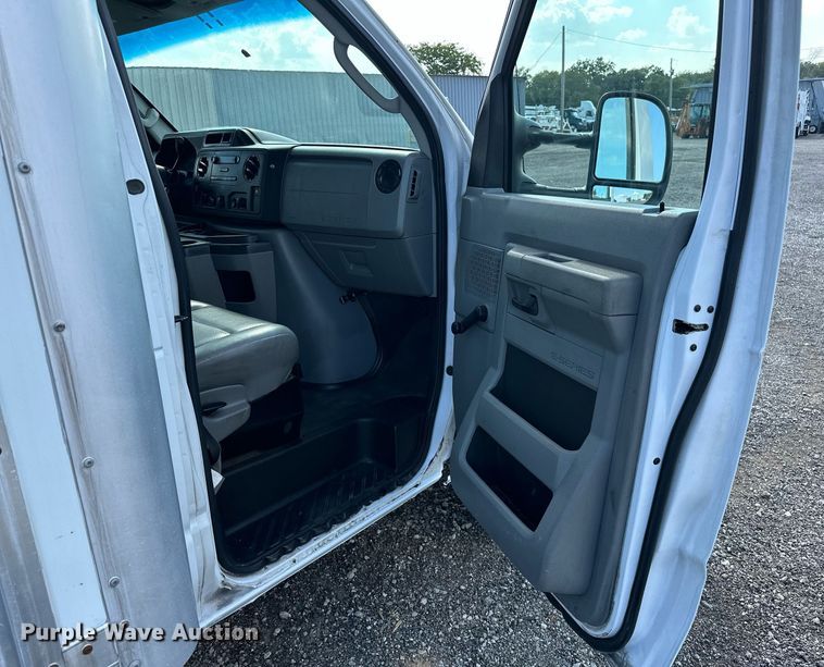 image for item NQ9357 2014 Ford E350 Super Duty  box truck