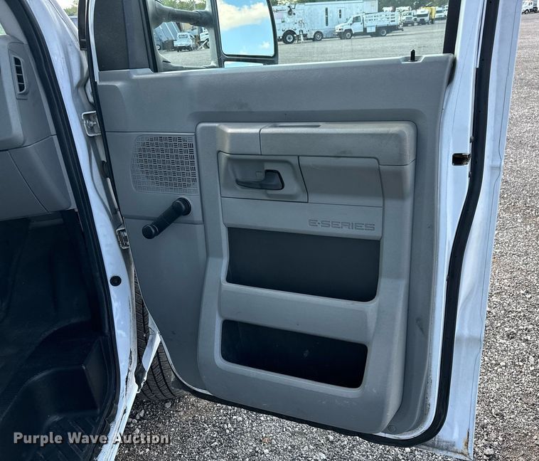 image for item NQ9357 2014 Ford E350 Super Duty  box truck