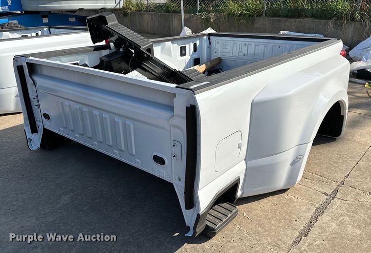 image for item NQ9360 Ford F350 pickup truck bed