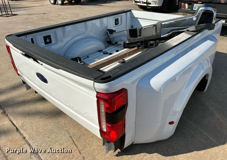 image for item NQ9360 Ford F350 pickup truck bed