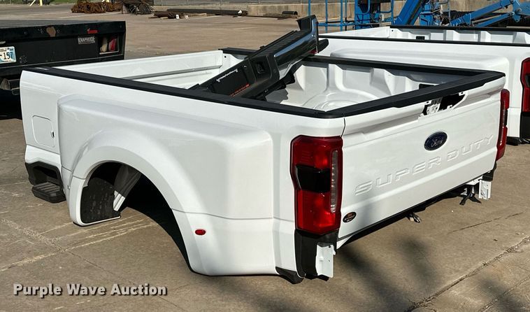 image for item NQ9360 Ford F350 pickup truck bed