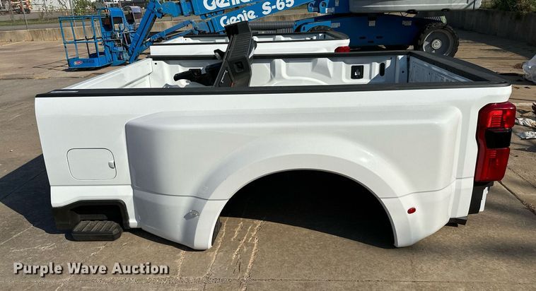 image for item NQ9360 Ford F350 pickup truck bed