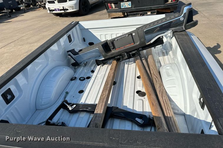 image for item NQ9360 Ford F350 pickup truck bed