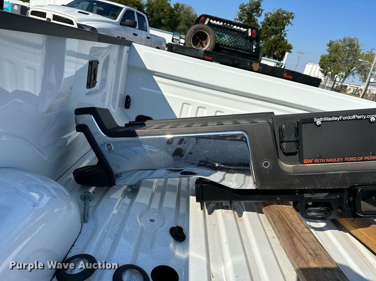 image for item NQ9360 Ford F350 pickup truck bed