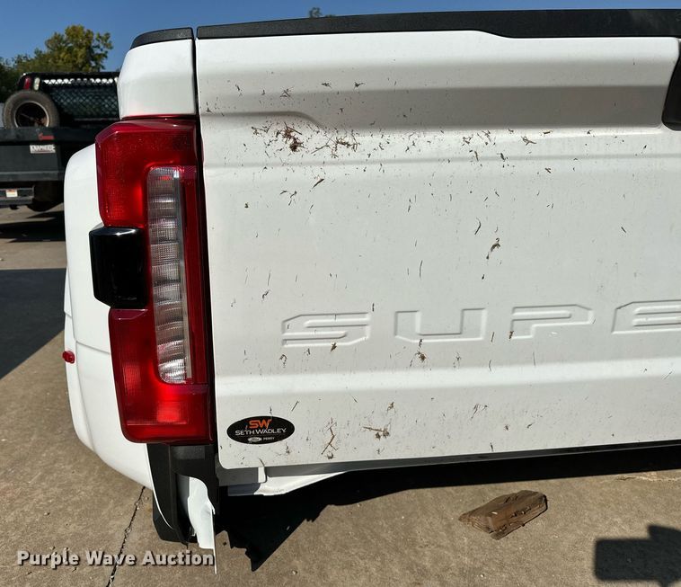 image for item NQ9361 Ford F350 pickup truck bed