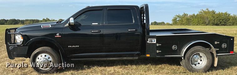 image for item NQ9365 2019 Dodge  Ram 3500 Laramie Crew Cab flatbed pickup truck